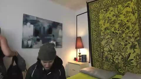 aria y orien  online show from October 23, 2025, 11:09 am