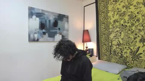 aria y orien  online show from October 28, 2025, 11:03 am