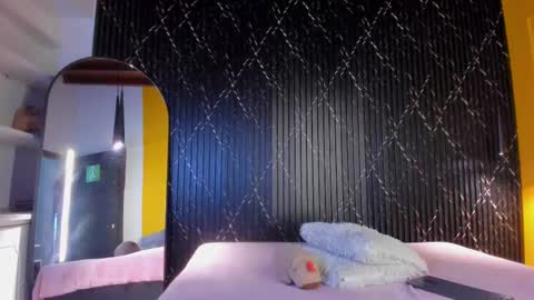 Aria Millers  online show from October 31, 2025, 11:22 am