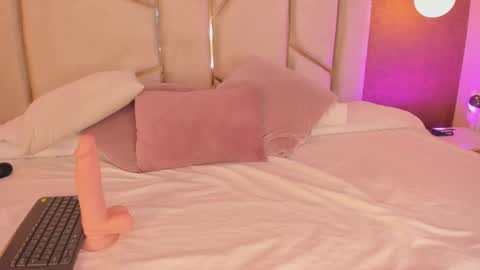 Snapshot of aria_moont chatting on November 24, 2025, 4:51 pm I OOT online show from November 24, 2025, 4:51 pm