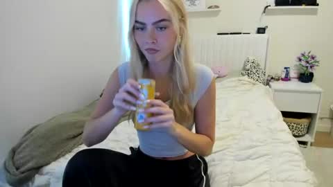 Snapshot of ariah_is_blonde chatting on June 26, 2026, 8:02 pm Ariah online show from June 26, 2026, 8:02 pm
