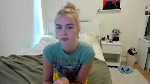 Snapshot of ariah_is_blonde chatting on June 28, 2026, 7:20 pm Ariah online show from June 28, 2026, 7:20 pm