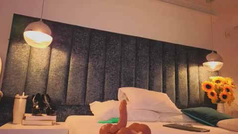 Snapshot of arianna_suarez1 chatting on February 17, 2026, 7:42 pm Arianna online show from February 17, 2026, 7:42 pm