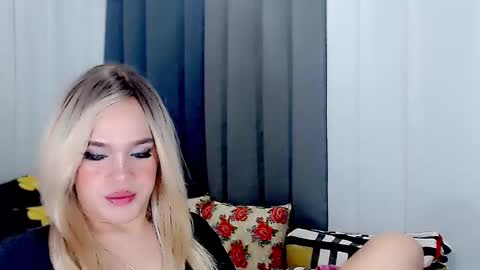 Snapshot of arianne_xoxo777 chatting on March 5, 2025, 12:00 pm ARIANNE CUMS  online show from March 5, 2025, 12:00 pm