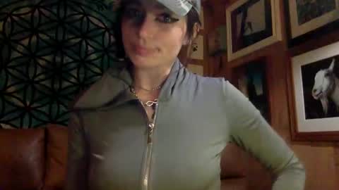 Snapshot of arielwyld chatting on March 10, 2025, 1:56 am ariel  colin when hes here online show from March 10, 2025, 1:56 am