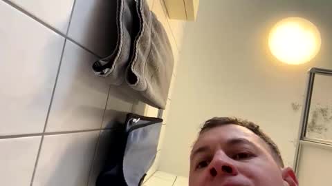 armyskater32 online show from December 19, 2025, 11:39 am