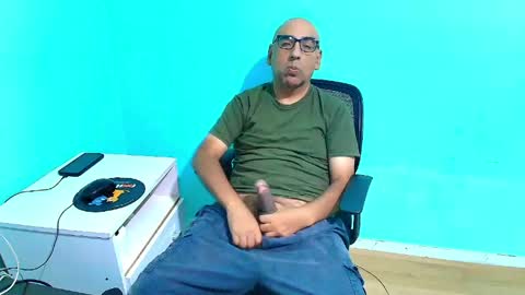 arnelux72 online show from April 19, 2026, 5:29 am