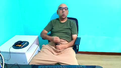 arnelux72 online show from April 24, 2026, 5:21 am