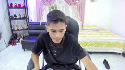 Snapshot of aron_boyy chatting on September 13, 2025, 8:19 pm Aaron online show from September 13, 2025, 8:19 pm