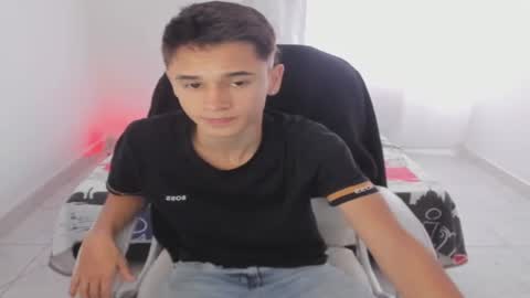 Snapshot of aron_boyy chatting on September 20, 2025, 7:59 pm Aaron online show from September 20, 2025, 7:59 pm