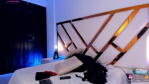 Aron cruz  online show from April 21, 2026, 1:39 pm