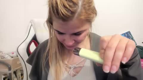 Snapshot of artsyandcraftsy_ chatting on October 19, 2025, 11:16 pm MIA online show from October 19, 2025, 11:16 pm