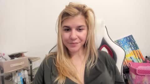 Snapshot of artsyandcraftsy_ chatting on October 23, 2025, 9:57 pm MIA online show from October 23, 2025, 9:57 pm