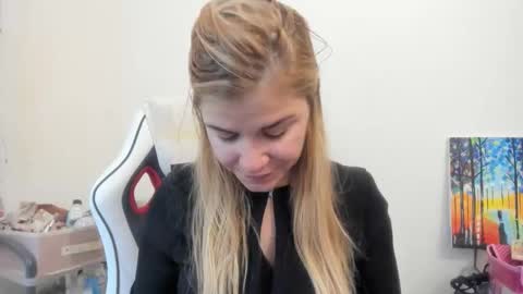 Snapshot of artsyandcraftsy_ chatting on October 26, 2025, 10:54 am MIA online show from October 26, 2025, 10:54 am