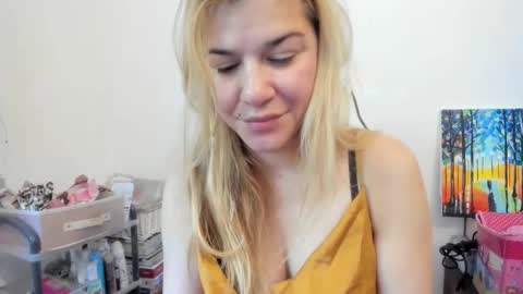 Snapshot of artsyandcraftsy_ chatting on October 28, 2025, 8:29 am MIA online show from October 28, 2025, 8:29 am