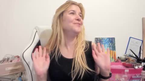 Snapshot of artsyandcraftsy_ chatting on October 28, 2025, 9:17 pm MIA online show from October 28, 2025, 9:17 pm