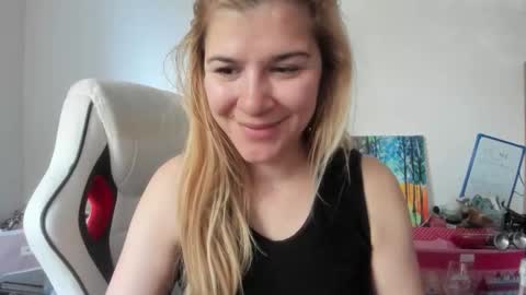 Snapshot of artsyandcraftsy_ chatting on October 29, 2025, 9:33 am MIA online show from October 29, 2025, 9:33 am