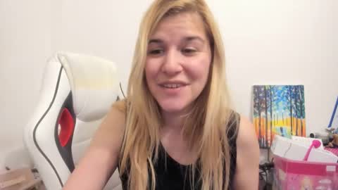 Snapshot of artsyandcraftsy_ chatting on October 29, 2025, 10:11 pm MIA online show from October 29, 2025, 10:11 pm