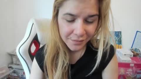 Snapshot of artsyandcraftsy_ chatting on October 30, 2025, 10:16 am MIA online show from October 30, 2025, 10:16 am