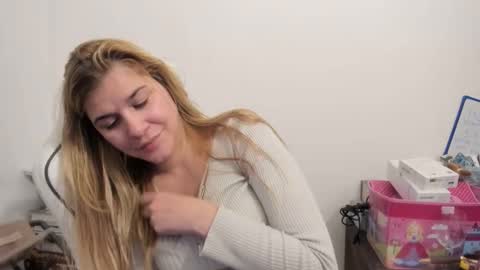 Snapshot of artsyandcraftsy_ chatting on October 30, 2025, 10:21 pm MIA online show from October 30, 2025, 10:21 pm