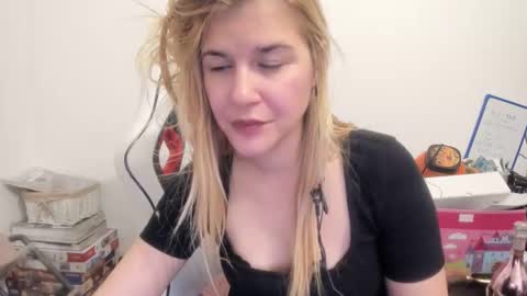 Snapshot of artsyandcraftsy_ chatting on October 31, 2025, 10:55 pm MIA online show from October 31, 2025, 10:55 pm