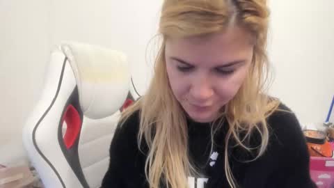 Snapshot of artsyandcraftsy_ chatting on November 3, 2025, 6:25 am MIA online show from November 3, 2025, 6:25 am