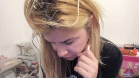 Snapshot of artsyandcraftsy_ chatting on November 3, 2025, 10:21 pm MIA online show from November 3, 2025, 10:21 pm