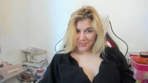 Snapshot of artsyandcraftsy_ chatting on November 4, 2025, 10:25 am MIA online show from November 4, 2025, 10:25 am