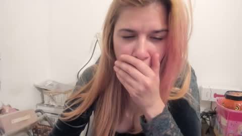 Snapshot of artsyandcraftsy_ chatting on November 4, 2025, 10:31 pm MIA online show from November 4, 2025, 10:31 pm