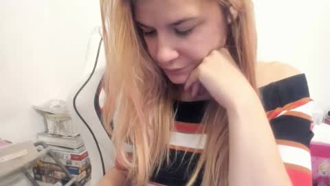 Snapshot of artsyandcraftsy_ chatting on November 6, 2025, 2:12 am MIA online show from November 6, 2025, 2:12 am