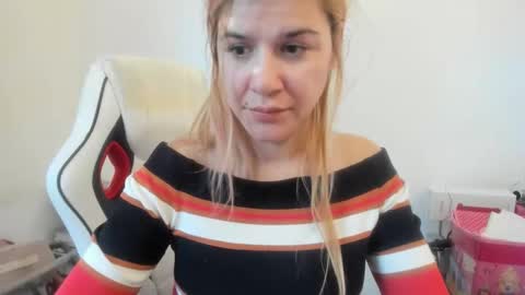 Snapshot of artsyandcraftsy_ chatting on November 6, 2025, 2:18 pm MIA online show from November 6, 2025, 2:18 pm