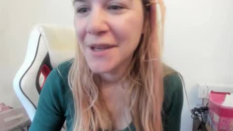 Snapshot of artsyandcraftsy_ chatting on November 7, 2025, 8:47 am MIA online show from November 7, 2025, 8:47 am