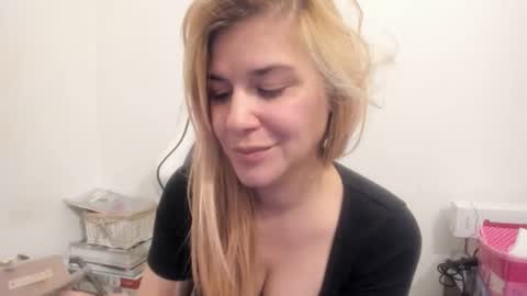 Snapshot of artsyandcraftsy_ chatting on November 7, 2025, 9:04 pm MIA online show from November 7, 2025, 9:04 pm