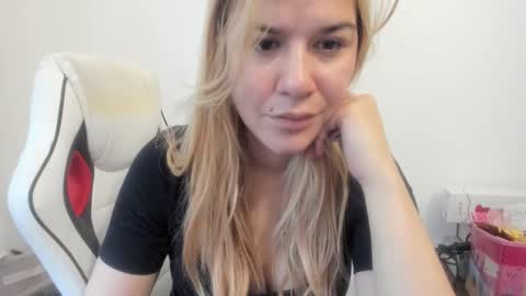 Snapshot of artsyandcraftsy_ chatting on November 8, 2025, 9:09 am MIA online show from November 8, 2025, 9:09 am