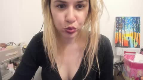 Snapshot of artsyandcraftsy_ chatting on November 9, 2025, 11:03 pm MIA online show from November 9, 2025, 11:03 pm