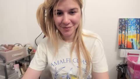 Snapshot of artsyandcraftsy_ chatting on November 10, 2025, 11:48 pm MIA online show from November 10, 2025, 11:48 pm