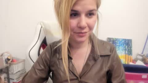 Snapshot of artsyandcraftsy_ chatting on November 17, 2025, 12:27 am MIA online show from November 17, 2025, 12:27 am