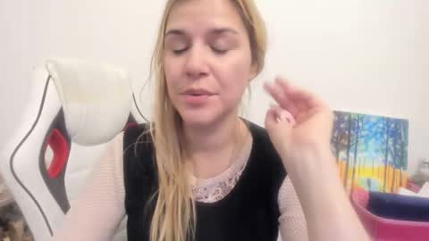 Snapshot of artsyandcraftsy_ chatting on November 17, 2025, 6:46 pm MIA online show from November 17, 2025, 6:46 pm