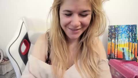 Snapshot of artsyandcraftsy_ chatting on November 20, 2025, 8:58 am MIA online show from November 20, 2025, 8:58 am