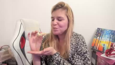 Snapshot of artsyandcraftsy_ chatting on November 24, 2025, 10:53 pm MIA online show from November 24, 2025, 10:53 pm