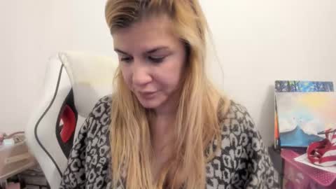 Snapshot of artsyandcraftsy_ chatting on November 25, 2025, 10:59 am MIA online show from November 25, 2025, 10:59 am