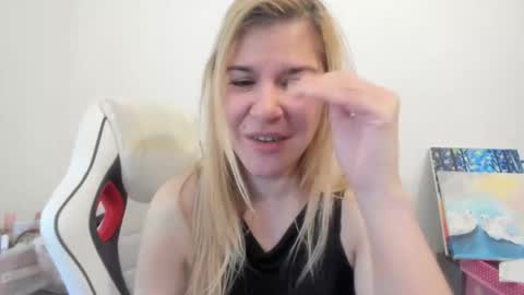 Snapshot of artsyandcraftsy_ chatting on November 27, 2025, 11:34 am MIA online show from November 27, 2025, 11:34 am