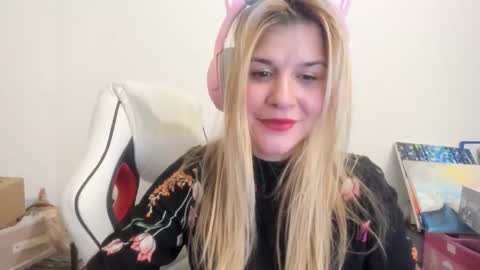 Snapshot of artsyandcraftsy_ chatting on November 28, 2025, 11:51 pm MIA online show from November 28, 2025, 11:51 pm