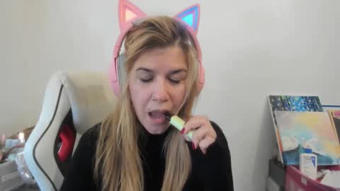 Snapshot of artsyandcraftsy_ chatting on November 30, 2025, 12:31 pm MIA online show from November 30, 2025, 12:31 pm