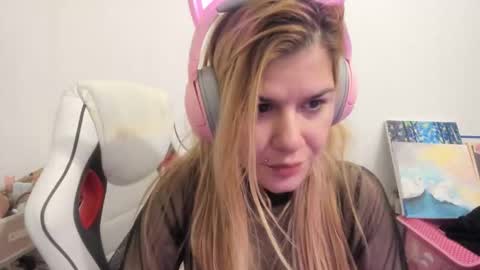 Snapshot of artsyandcraftsy_ chatting on December 1, 2025, 6:07 am MIA online show from December 1, 2025, 6:07 am