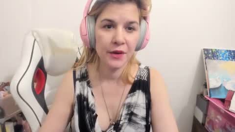 Snapshot of artsyandcraftsy_ chatting on December 1, 2025, 6:13 pm MIA online show from December 1, 2025, 6:13 pm