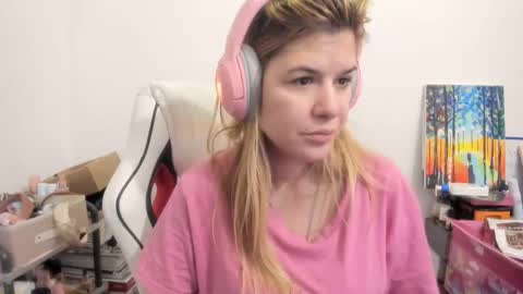 Snapshot of artsyandcraftsy_ chatting on December 2, 2025, 6:19 am MIA online show from December 2, 2025, 6:19 am