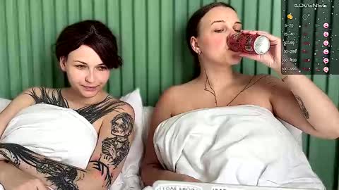 Arya brunett and Cassie blond online show from September 24, 2025, 7:01 am