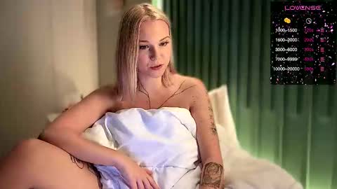 Arya brunett and Cassie blond online show from January 15, 2026, 4:55 pm