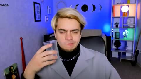 ash_raven_ online show from November 11, 2025, 3:23 pm